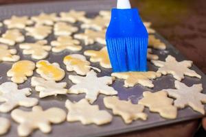 Kerstmis peperkoek mannen Aan een bakken borstel uitstrijkjes foto