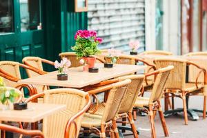 zomer leeg Open lucht restaurant in Europa. foto