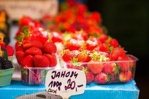 BES fruit Bij een marktplaats. bosbessen, frambozen, aardbeien, kersen en bramen Aan de markt. tuinieren, landbouw, oogst en Woud concept. foto