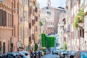 oud mooi leeg straten met auto's in Rome, Italië. foto