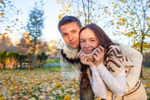 portret van gelukkig paar hebben pret in herfst park Aan een zonnig vallen dag foto