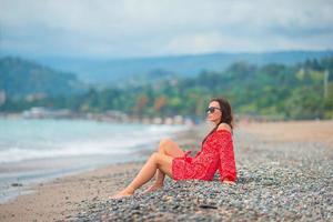 jong mooi vrouw kom tot rust Aan de strand foto