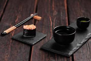 Gunkan maki sushi van vis Zalm, coquille, baars, aal, garnaal en kaviaar Aan houten tafel achtergrond. sushi menu. Japans voedsel sushi reeks gunkans foto