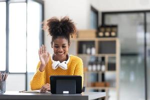 Aziatisch meisje leerling online aan het leren klasse studie online video telefoontje zoom docent, gelukkig Aziatisch meisje leren Engels taal online met computer laptop foto