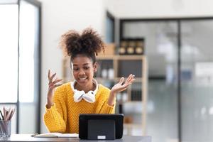 Aziatisch meisje leerling online aan het leren klasse studie online video telefoontje zoom docent, gelukkig Aziatisch meisje leren Engels taal online met computer laptop foto