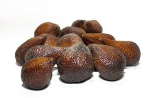 salak fruit of sluipen fruit tropisch fruit Aan wit achtergrond. foto