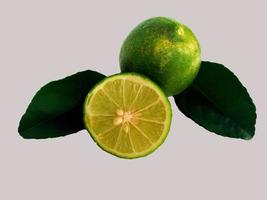 citrus fruit met groen bladeren geïsoleerd Aan wit achtergrond foto