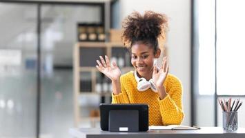 Aziatisch meisje leerling online aan het leren klasse studie online video telefoontje zoom docent, gelukkig Aziatisch meisje leren Engels taal online met computer laptop foto