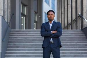 portret jonge zelfverzekerde succesvolle Afro-Amerikaanse zakenman die naar de camera kijkt foto