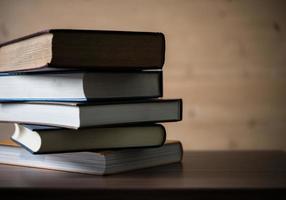 stapel boeken op houten tafel foto