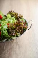 frisse salade met groenten en greens
