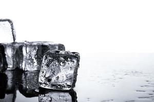 close-up van natte ijsblokjes op minimale achtergrond foto
