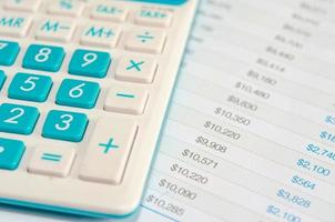 close-up van een blauwe rekenmachine en financiën foto