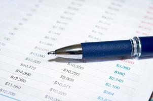 close-up van een blauwe pen en financiën foto