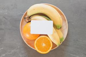 blanco visitekaartje op een schaal met fruit foto