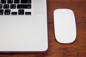 close-up van een laptop en een muis foto