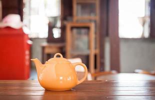 theepot op een houten tafel foto