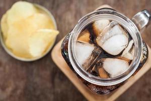 bovenaanzicht van frisdrank en chips foto