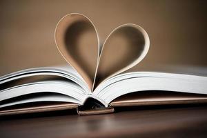 pagina's van een boek vormen de vorm van het hart foto