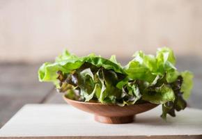 verse groene sla salade in houten schotel. foto