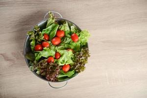 frisse salade met groenten en greens op houten tafel