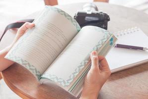 close-up van handen met een boek foto