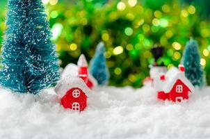 miniatuurhuisjes en bomen in de sneeuw foto