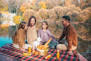 gelukkig familie Aan een picknick in de park Bij herfst foto