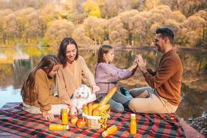 gelukkig familie Aan een picknick in de park Bij herfst foto