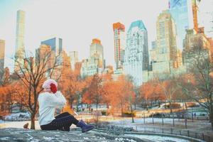 aanbiddelijk meisje in centraal park Bij nieuw york stad foto