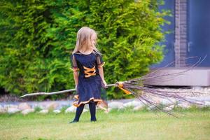 aanbiddelijk weinig meisje vervelend heks kostuum Aan halloween Bij herfst dag. truc of traktatie. foto