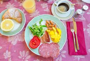 smakelijk traditioneel smakelijk lekker ontbijt Bij de restaurant buitenshuis foto