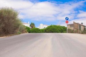 toneel- platteland leeg weg met blauw lucht foto