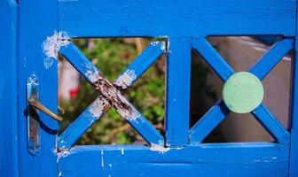 detailopname van blauw hek in klassiek Grieks dorp Aan Santorini foto