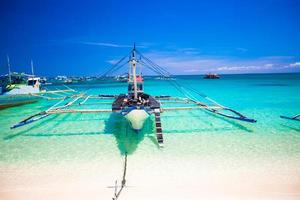 Filipijns boot in de turkoois zee, boracay, Filippijnen foto