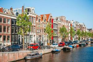 traditioneel Nederlands middeleeuws huizen in Amsterdam hoofdstad van Nederland foto