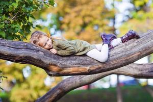 gelukkig weinig meisje genieten warm dag in mooi herfst park foto