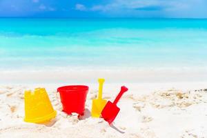 kinderen strand speelgoed Aan wit zanderig strand achtergrond de zee foto