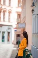 vrouw wandelen in stad. jong aantrekkelijk toerist buitenshuis in Europese stad foto