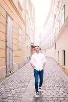 jong Mens achtergrond de oud Europese stad nemen selfie foto