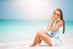 jong mode vrouw in groen jurk Aan de strand foto