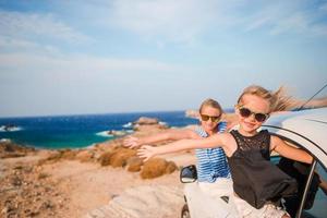 zomer auto reis en jong familie Aan vakantie foto