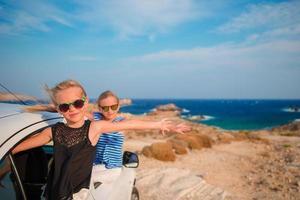 kinderen Aan vakantie reizen door auto. zomer vakantie en auto reizen concept foto