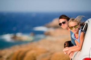 moeder en dochter Aan vakantie reizen door auto. zomer vakantie en auto reizen concept. familie reizen. foto