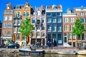 traditioneel Nederlands gebouwen Aan kanaal in Amsterdam, Nederland foto