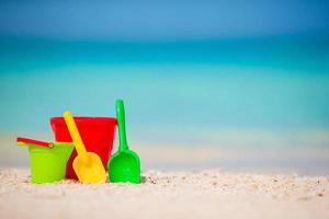 kinderen strand speelgoed Aan wit zanderig strand foto