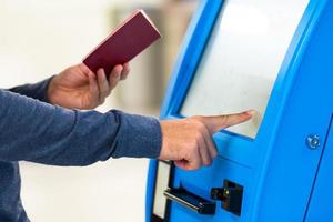 automaat voor het drukken instappen kaartjes in luchthaven foto