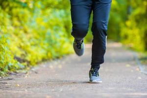 detailopname Aan schoen van atleet loper Mens voeten rennen Aan weg foto