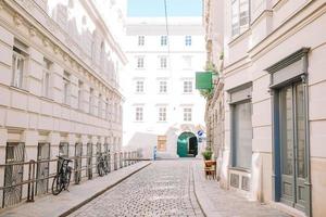 zomer leeg Open lucht restaurant in Europese stad. foto