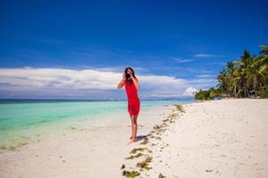 jong vrouw gefotografeerd Bij camera Aan tropisch strand foto